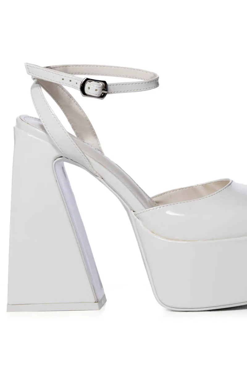 AZALEA WANG CLEMENTINE CHUNKY PUMP IN WHITE PATENT